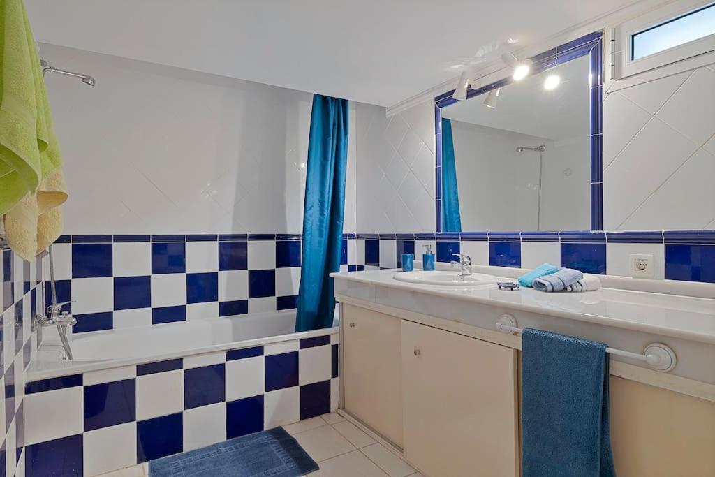 Marbella, Close To The Beach, Shared Pool, 5 Bedrooms Holiday home Marbella