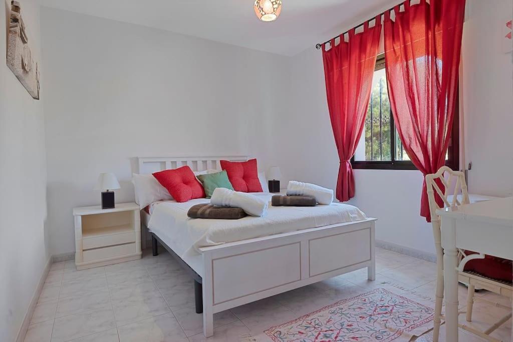 Marbella, Close To The Beach, Shared Pool, 5 Bedrooms Holiday home *