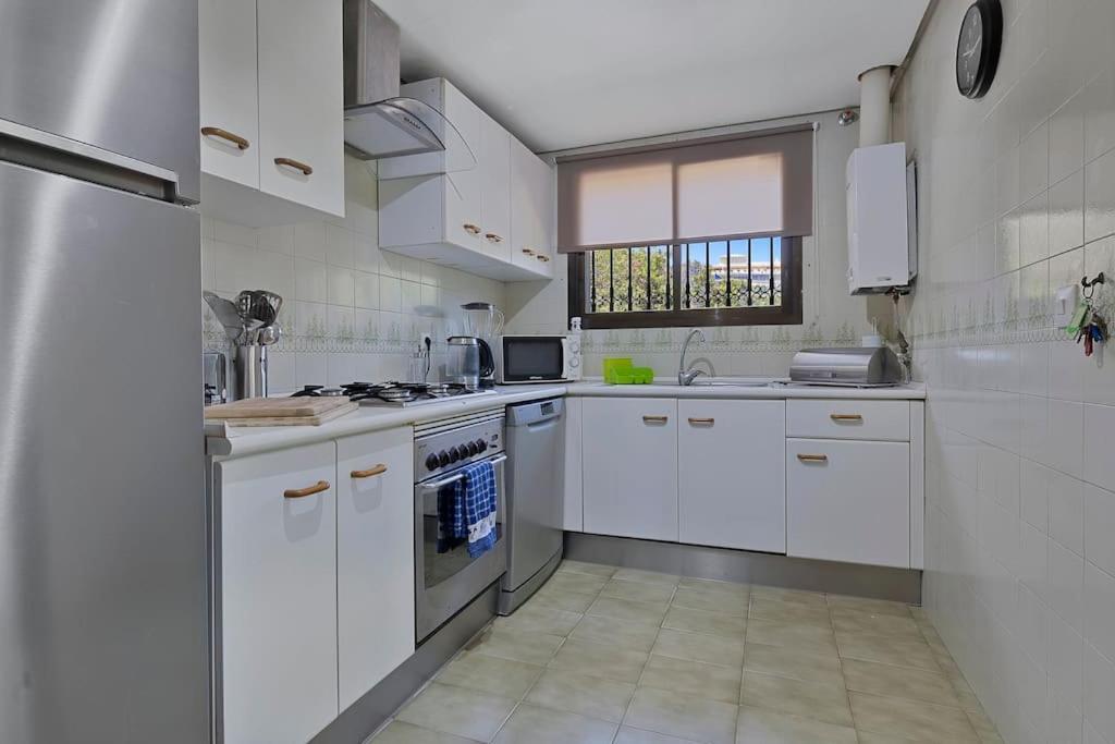 Marbella, Close To The Beach, Shared Pool, 5 Bedrooms Holiday home *