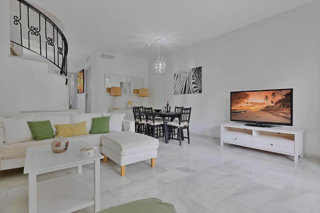 Marbella, Close To The Beach, Shared Pool, 5 Bedrooms Holiday home