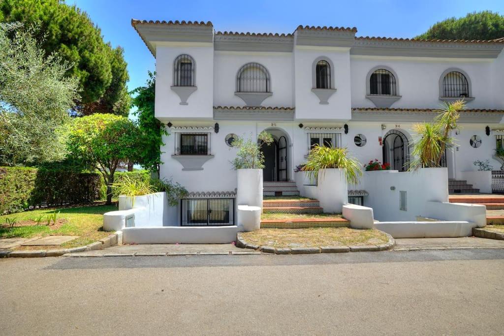 Marbella, Close To The Beach, Shared Pool, 5 Bedrooms Holiday home Marbella